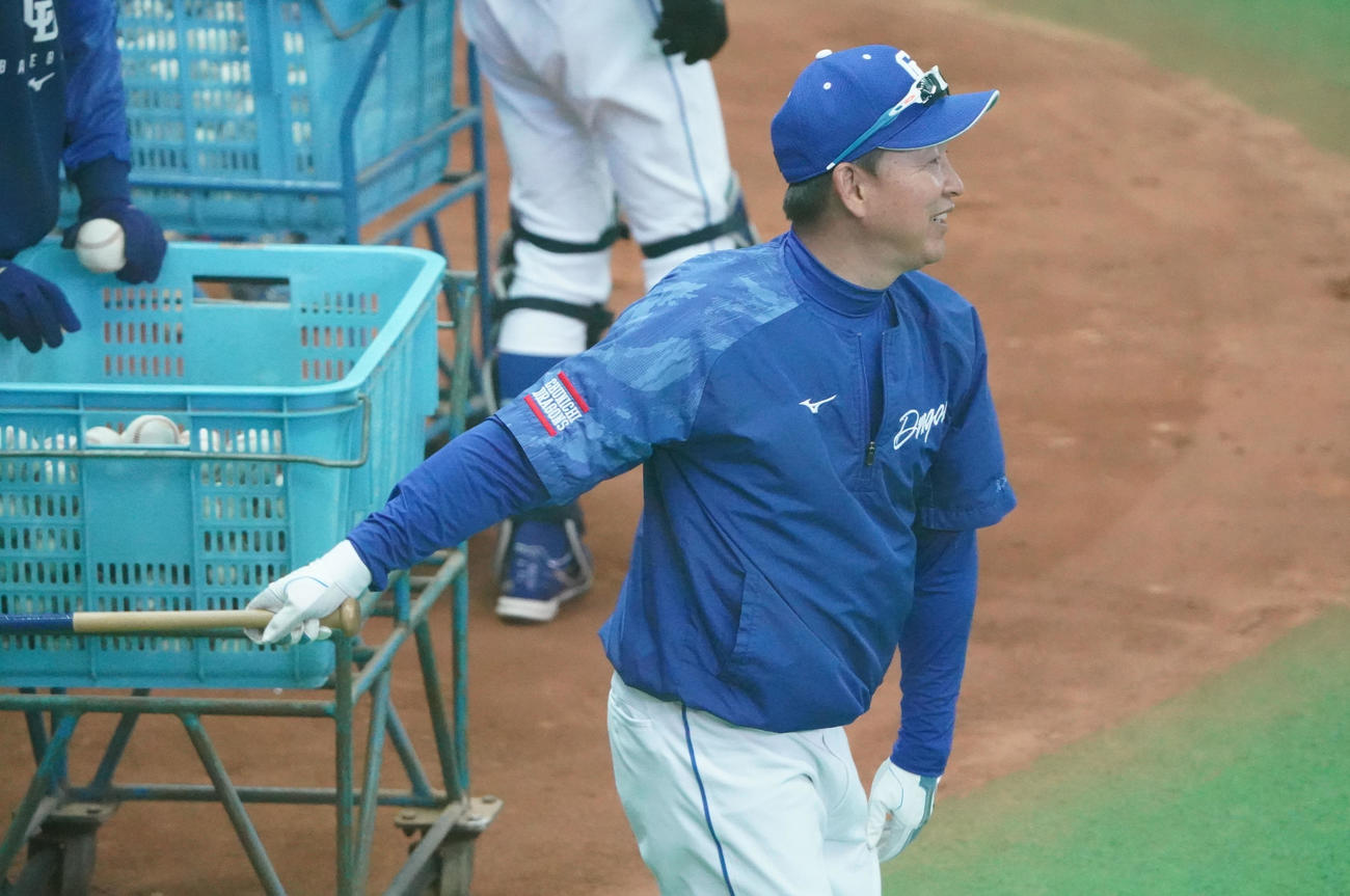 投手陣にノックをする立浪監督（撮影・森本幸一）