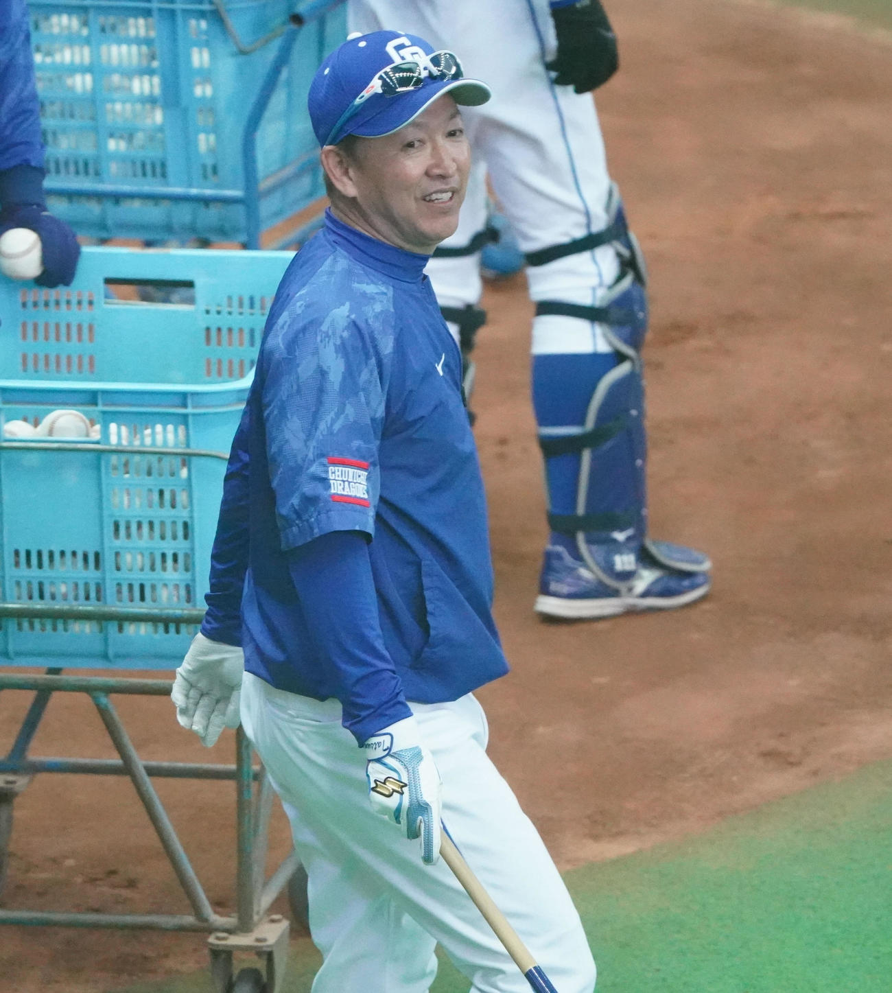 投手陣にノックをする立浪監督（撮影・森本幸一）