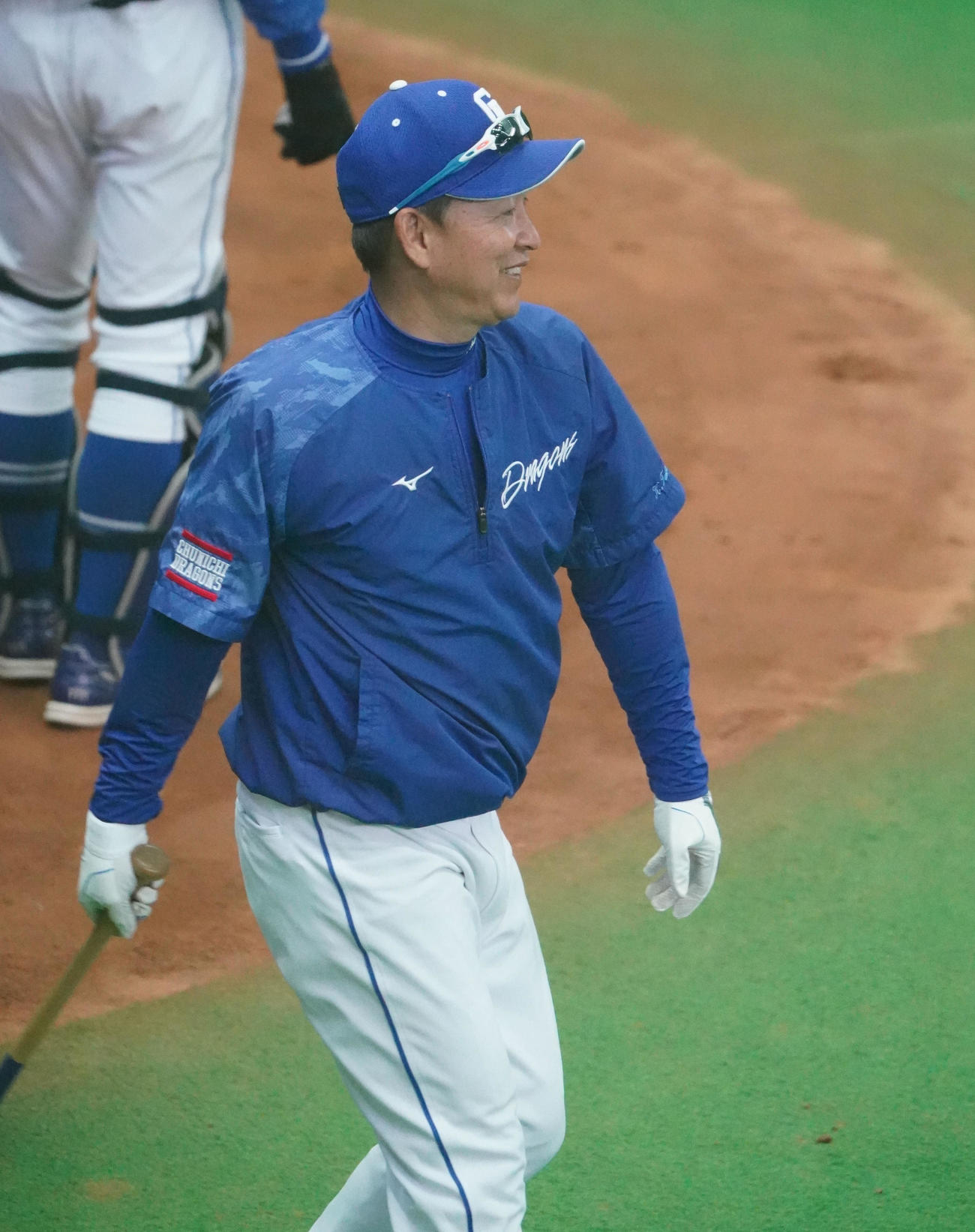 投手陣にノックをする立浪監督（撮影・森本幸一）