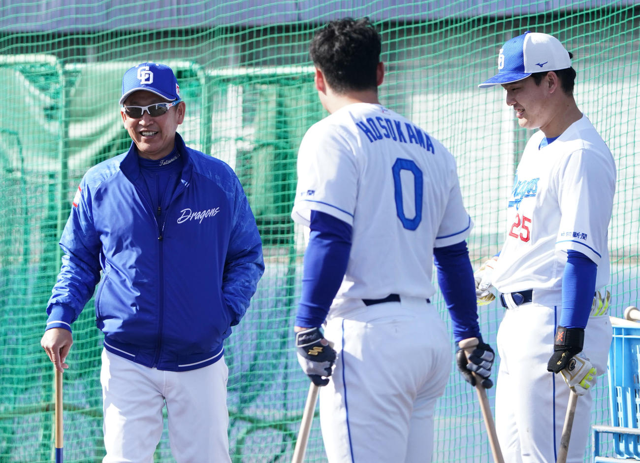 石川昂、細川らと言葉を交わす立浪監督（左）（撮影・森本幸一）