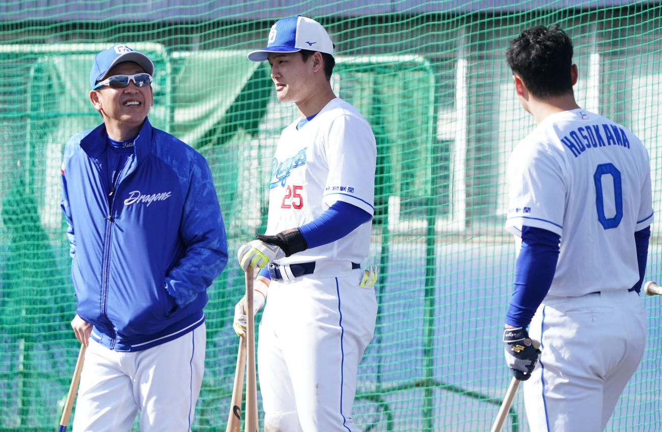 石川昂、細川らと言葉を交わす立浪監督（左）（撮影・森本幸一）