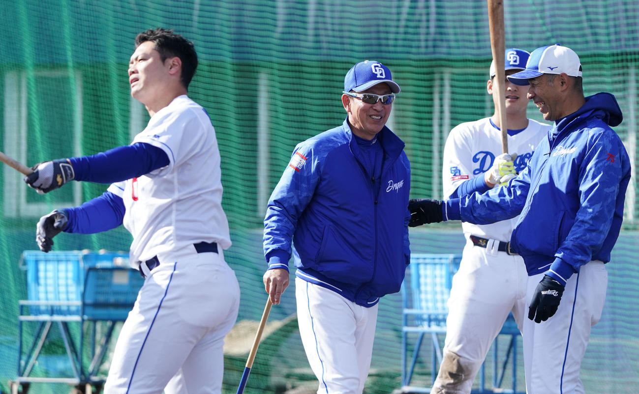 石川昂、細川らと言葉を交わす立浪監督（左から2人目）（撮影・森本幸一）