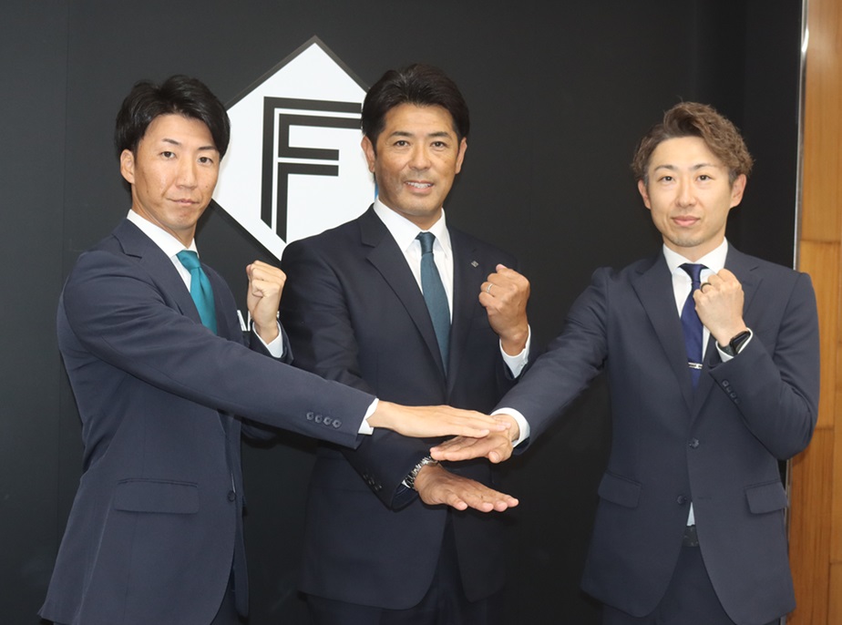 会見を終え意気込む日本ハム2軍の（左から）浦野投手コーチ、稲葉監督、金子投手コーチ（撮影・永野高輔）
