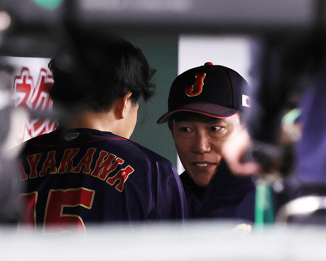 日本対オーストラリア　5回を無安打投球で終えた早川（左）にベンチで声をかける井端監督（撮影・足立雅史）
