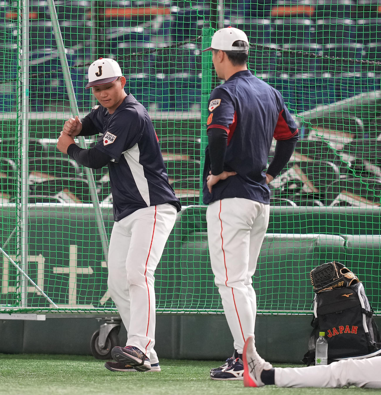 日本対オーストラリア　練習前、佐藤輝明（右）と打撃について話をする森下（撮影・たえ見朱実）