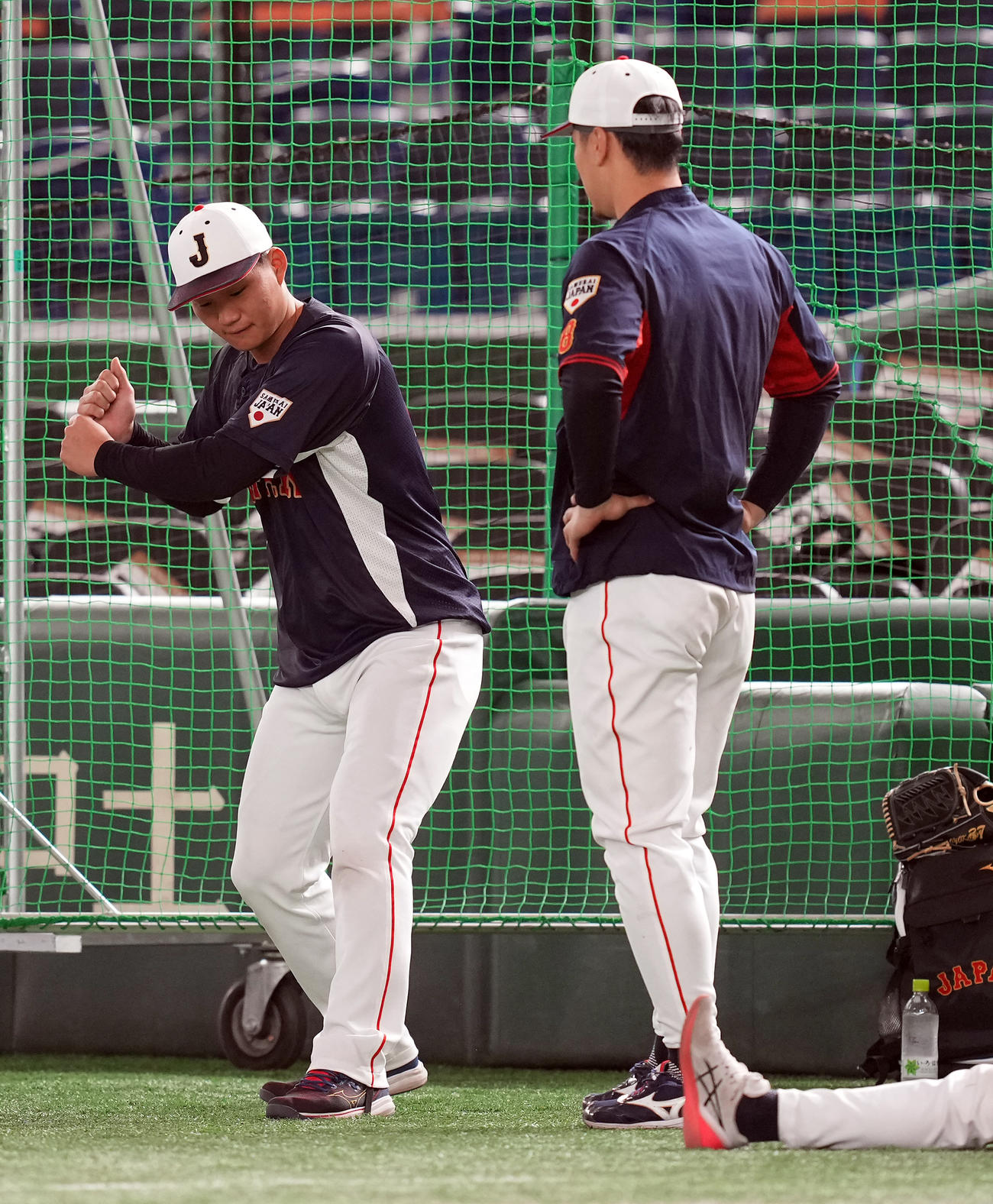 日本対オーストラリア　練習前、佐藤輝明（右）と打撃について話をする森下（撮影・たえ見朱実）