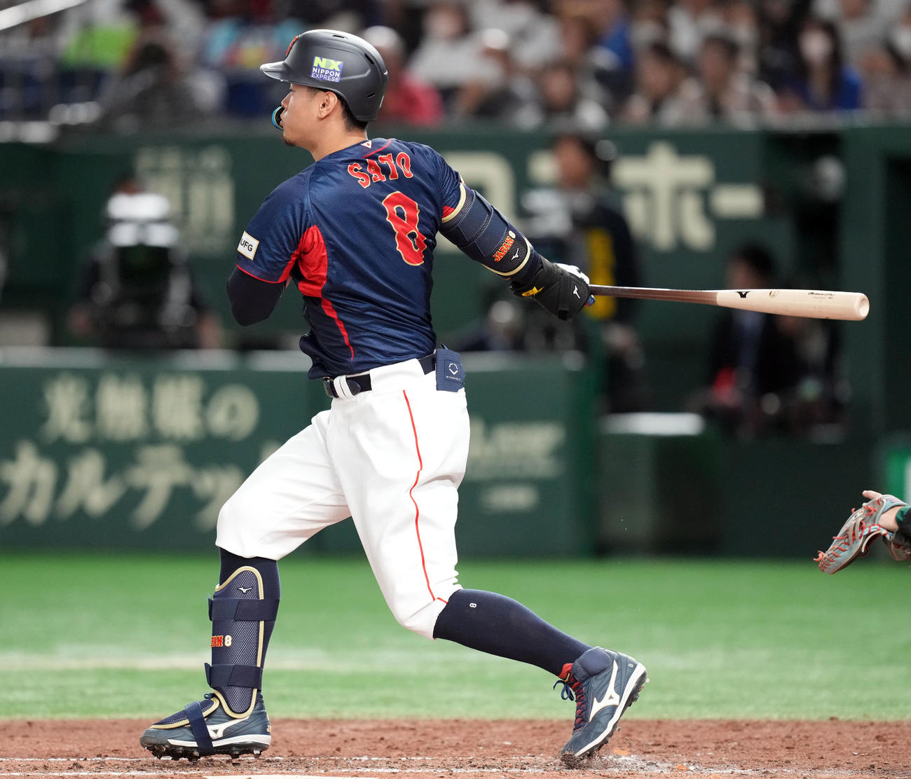 日本対オーストラリア　4回表日本無死、右前打を放つ佐藤輝（撮影・たえ見朱実）