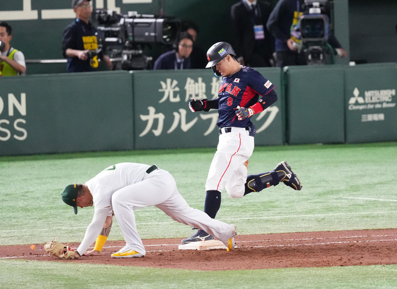 日本対オーストラリア　7回表日本無死、三塁手の悪送球で出塁する佐藤輝（右）（撮影・菅敏）