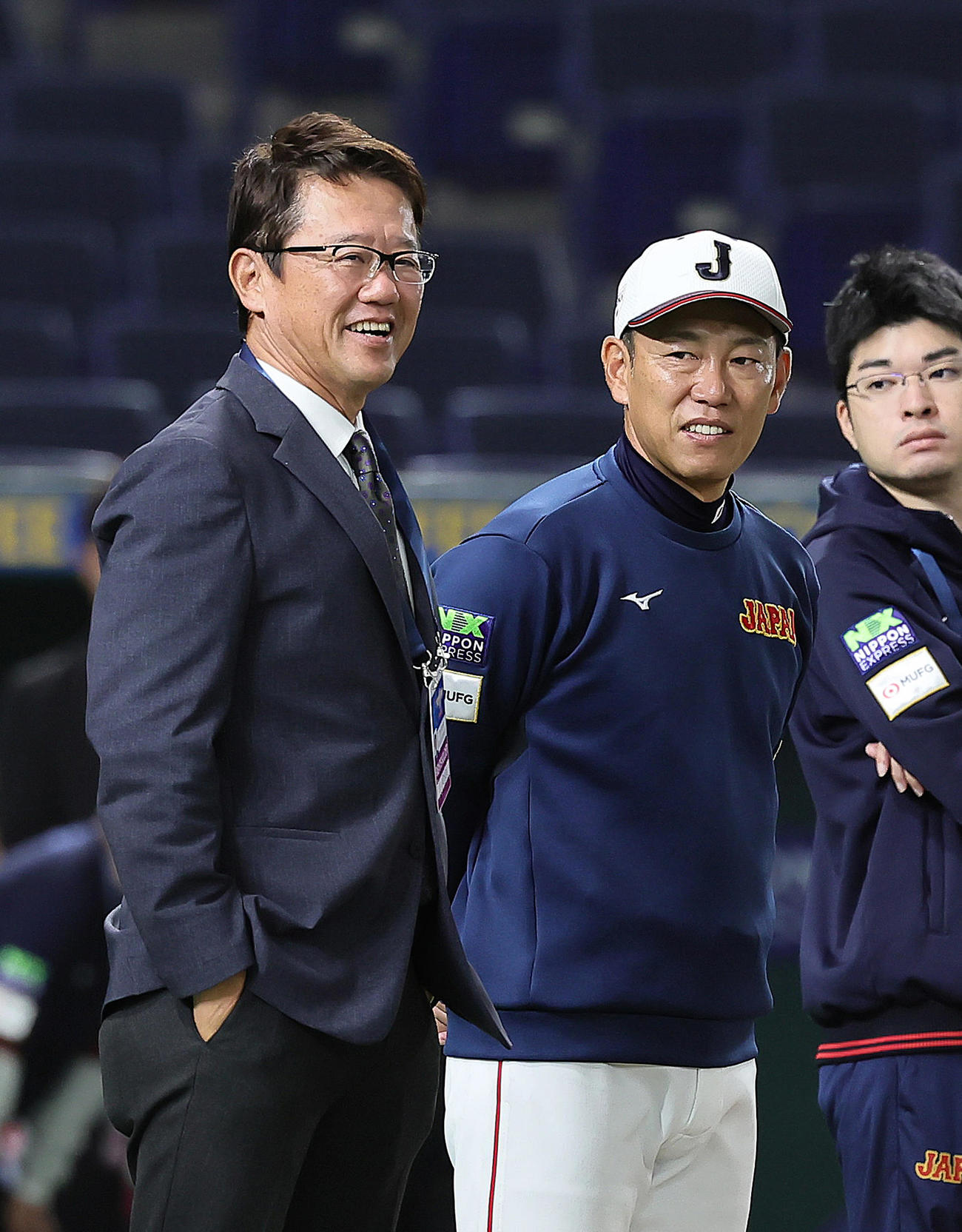 試合前、談笑する井端監督（右）と古田氏（撮影・足立雅史）