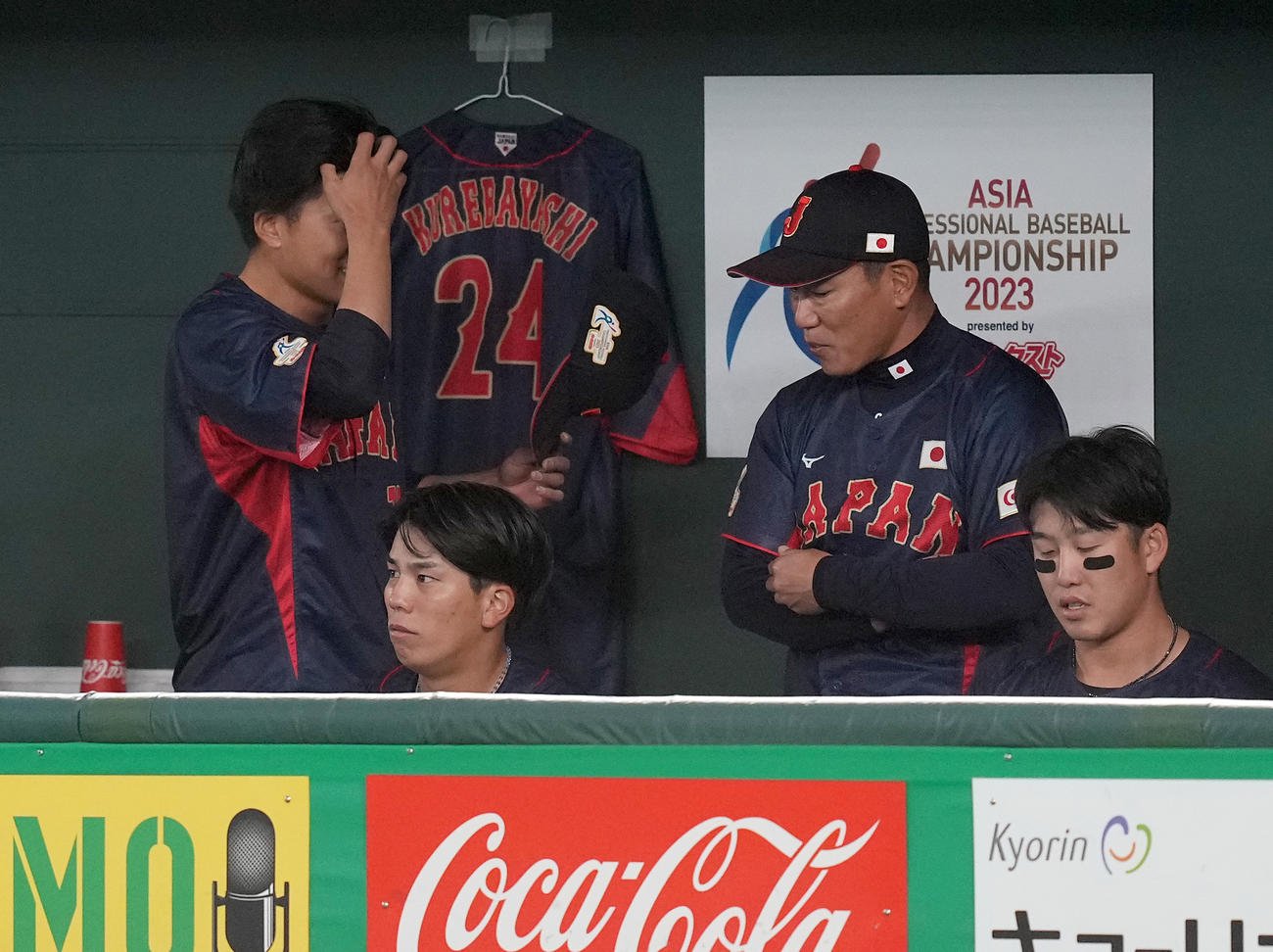 日本対オーストラリア　5回終了で井端監督（右）から声を掛けられる日本の先発早川（撮影・たえ見朱実）