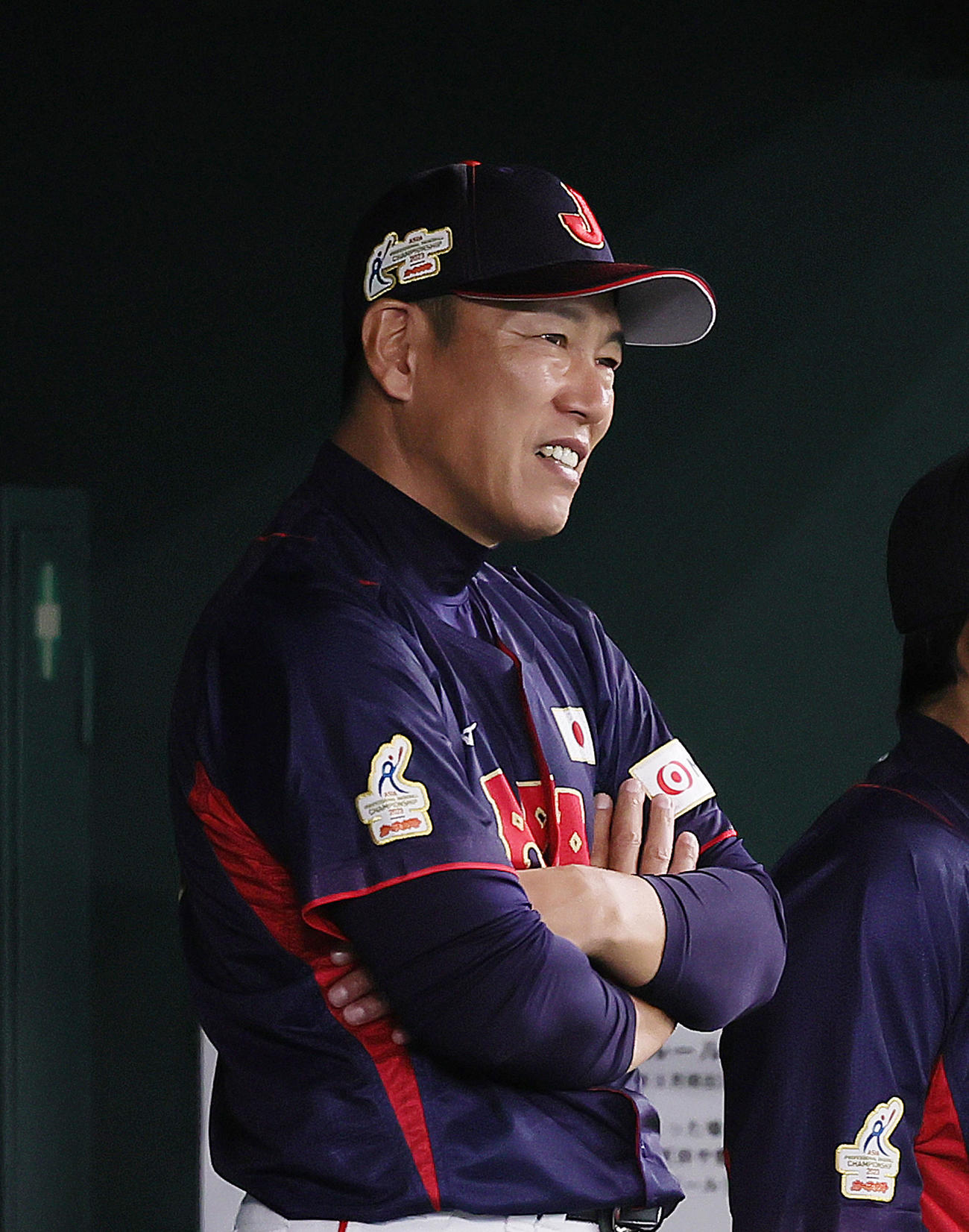 日本対オーストラリア　ベンチで笑顔を見せる井端監督（撮影・足立雅史）