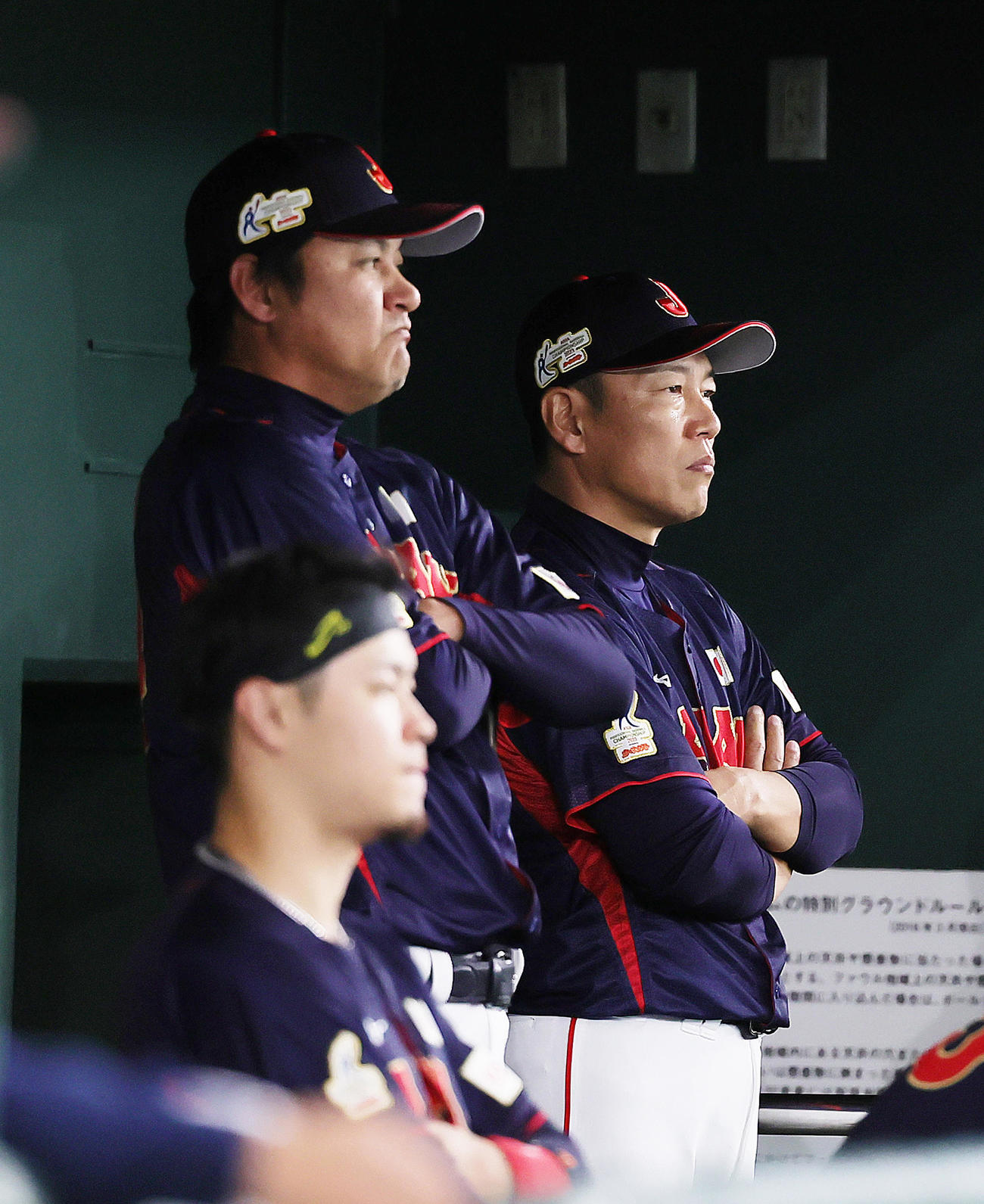 日本対オーストラリア　戦況を見つめる井端監督（右）と金子ヘッドコーチ（撮影・足立雅史）