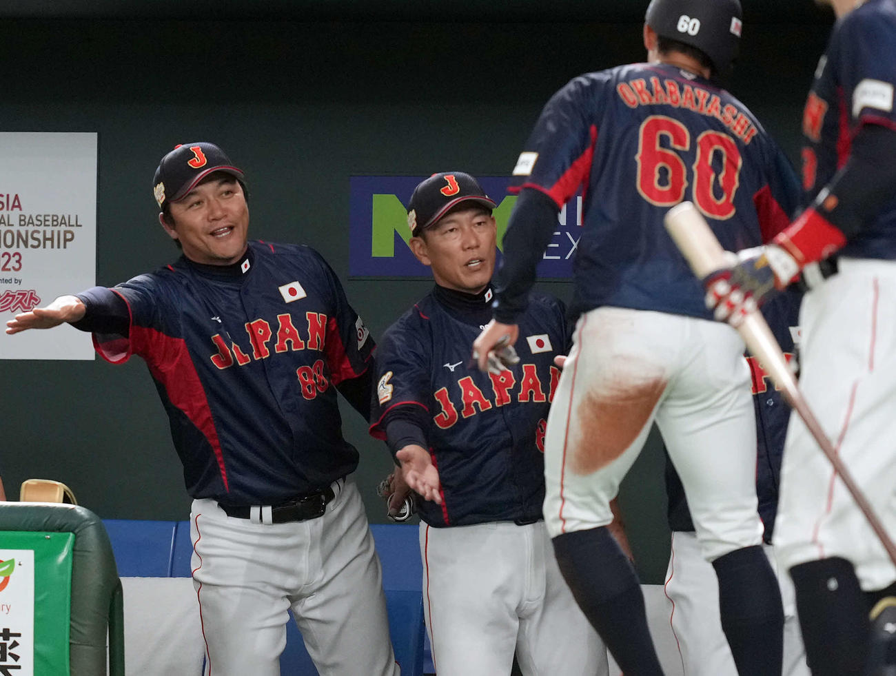 日本対オーストラリア　3回表日本1死一塁、小園の右前打と相手のミスで生還した岡林を迎える井端監督（撮影・たえ見朱実）