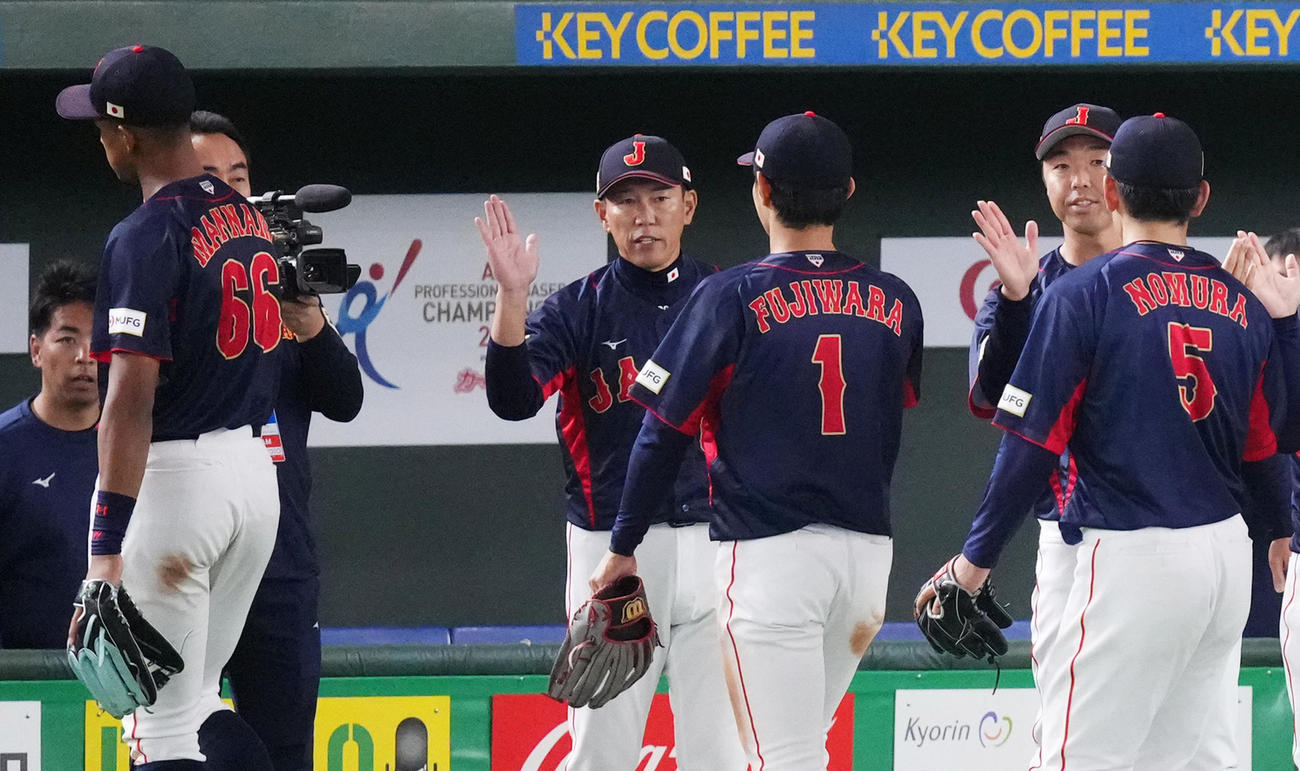 オーストラリアに8回コールドで勝利し、藤原（中央右）らをタッチで迎える井和監督（中央左）（撮影・菅敏）