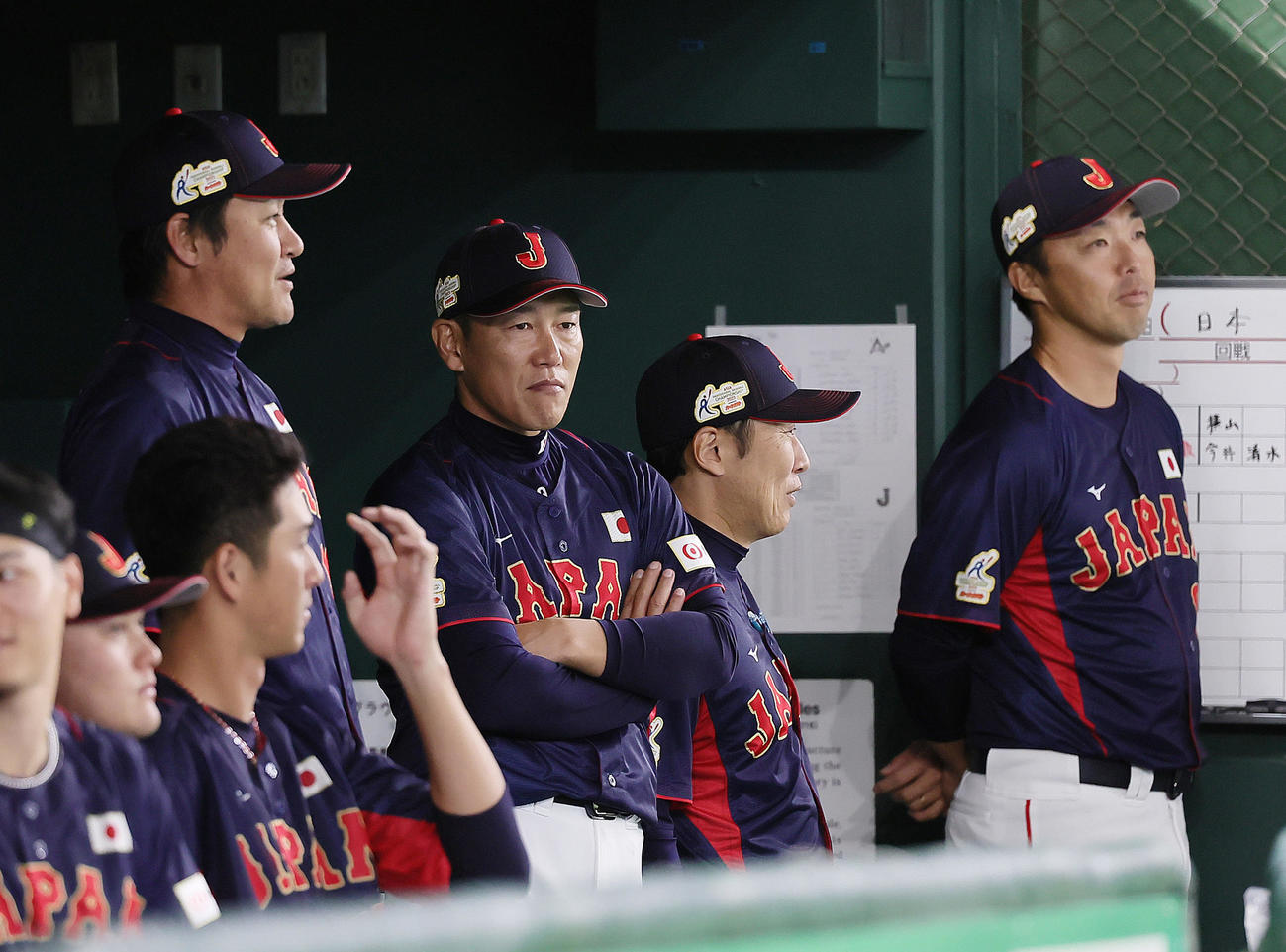 日本対オーストラリア　戦況を見つめる、左から金子ヘッドコーチ、井端監督、村田コーチ、吉見コーチ（撮影・足立雅史）