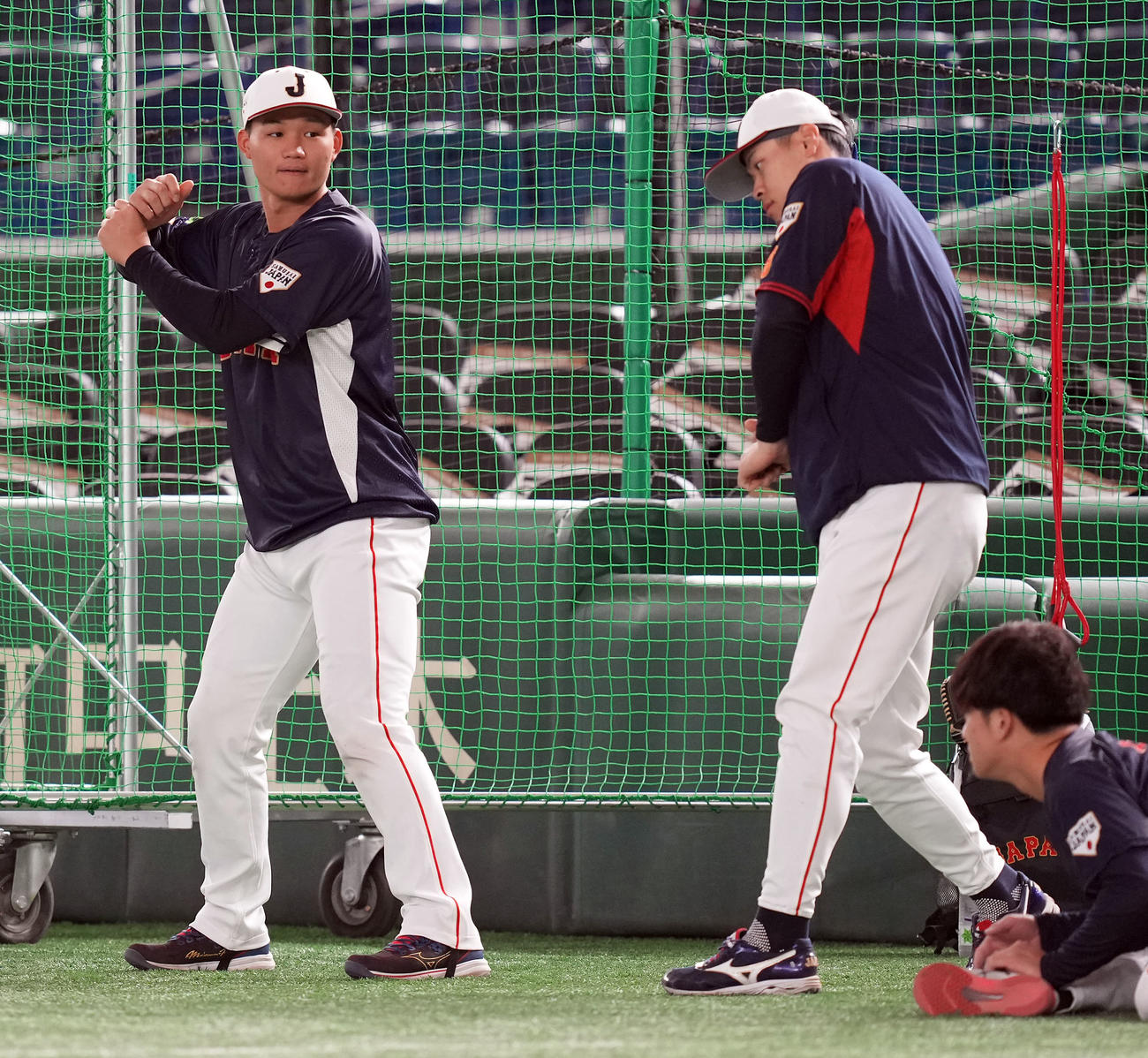 日本対オーストラリア　練習前、佐藤輝明（右）と打撃について話をする森下（撮影・たえ見朱実）