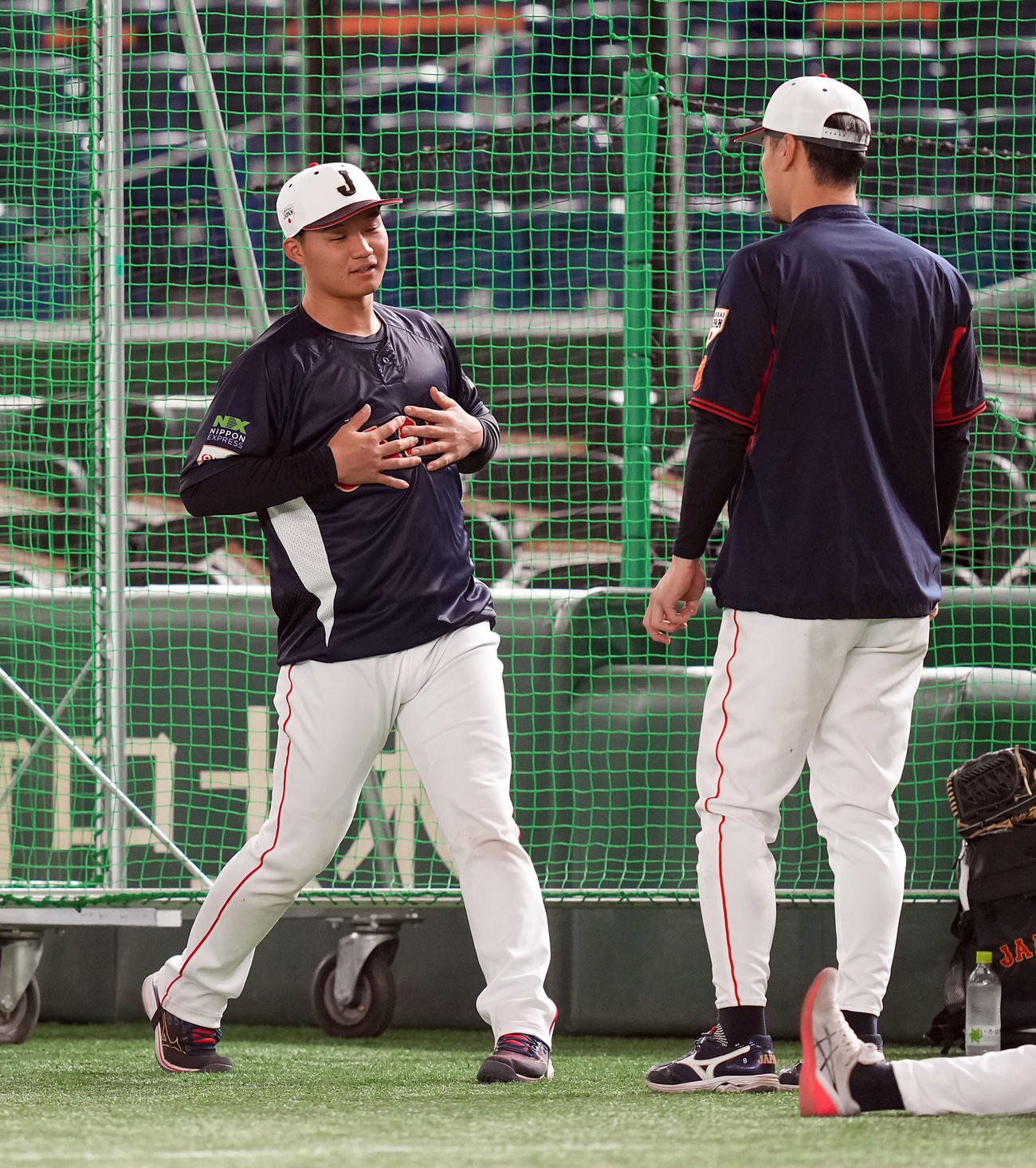 日本対オーストラリア　練習前、佐藤輝明（右）と打撃について話をする森下（撮影・たえ見朱実）