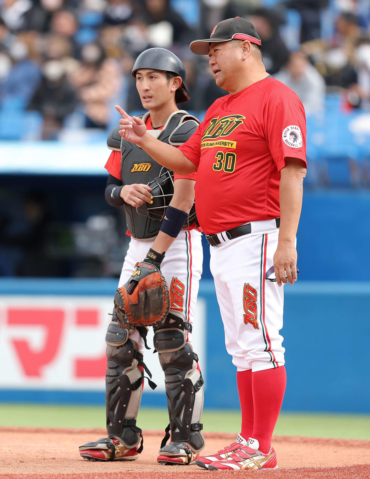 青学大対日本文理大　8回表青学大1死満塁、園田（左）と言葉を交わす中村監督（撮影・河田真司）
