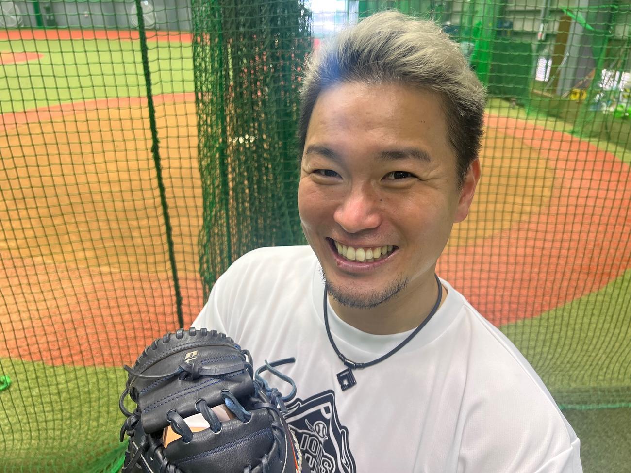 炭谷銀仁朗の復帰に刺激を受ける、現在銀髪の西武岡田（撮影・金子真仁）