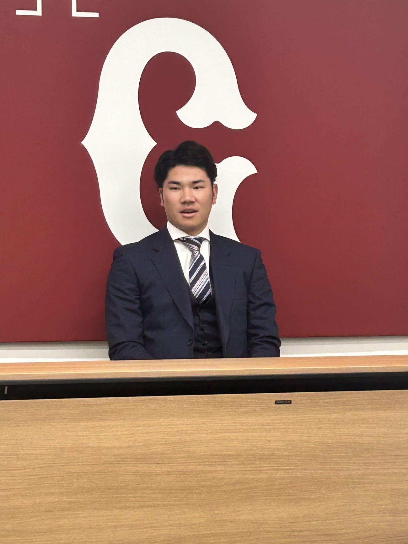 育成再契約の現状維持でサイン後、会見に登壇した巨人小沼（撮影・上田悠太）