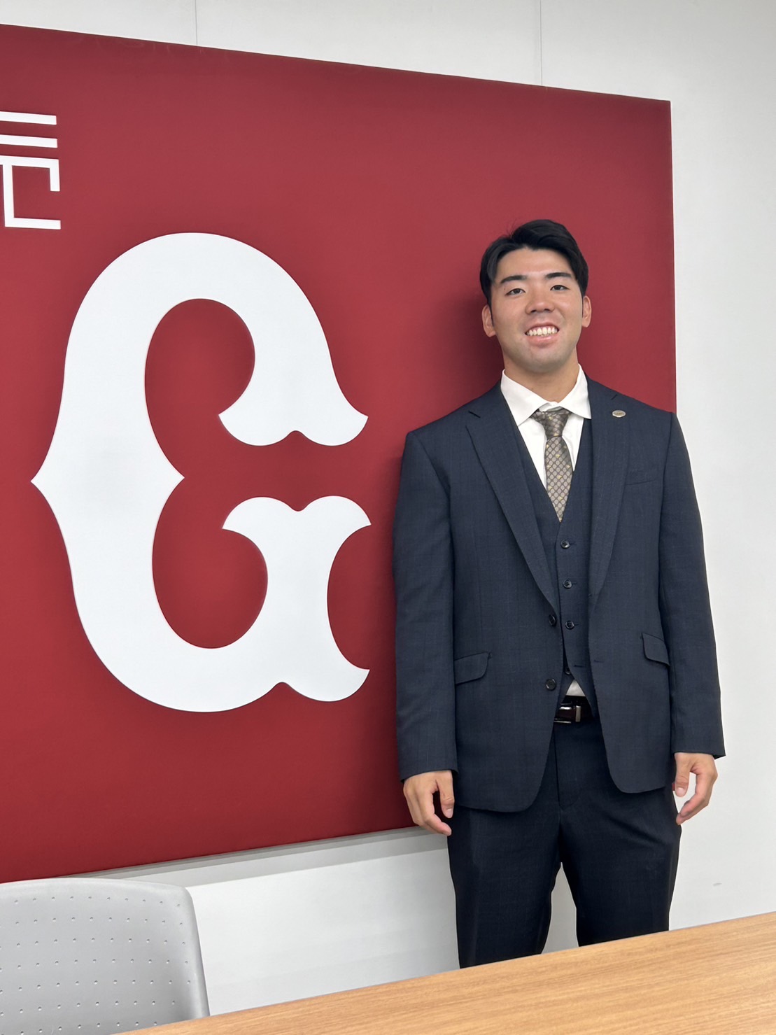 契約更改後、笑顔を見せる巨人松井（撮影・上田悠太）