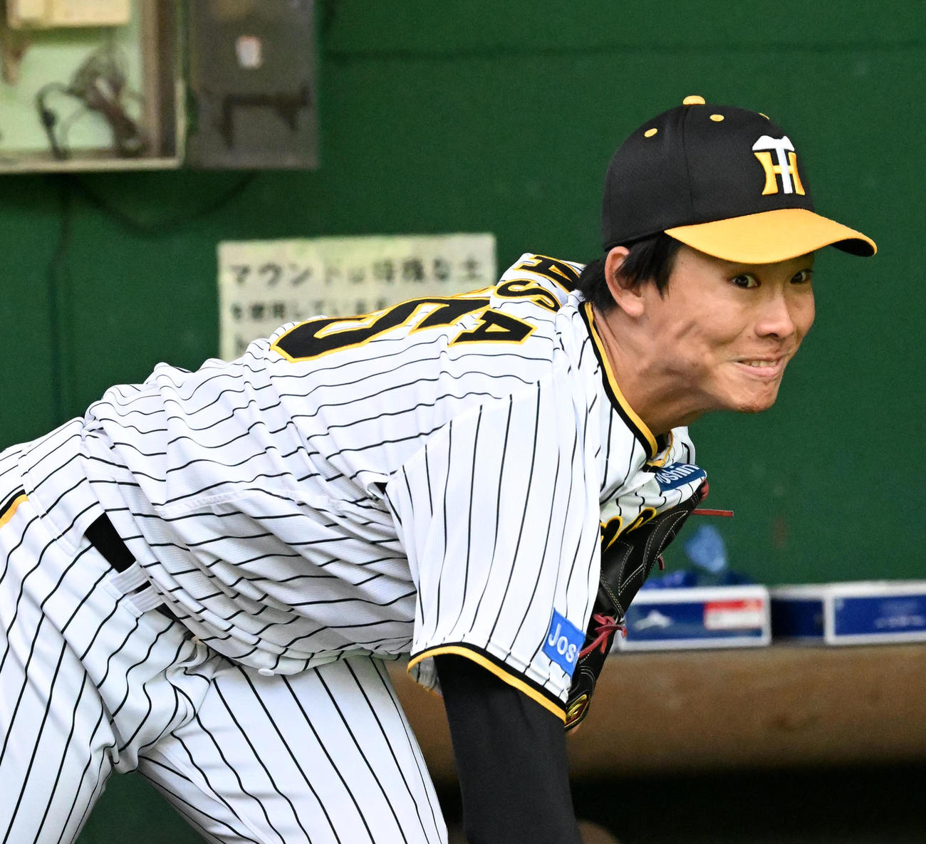 ブルペンで投球練習を行う湯浅（撮影・前岡正明）