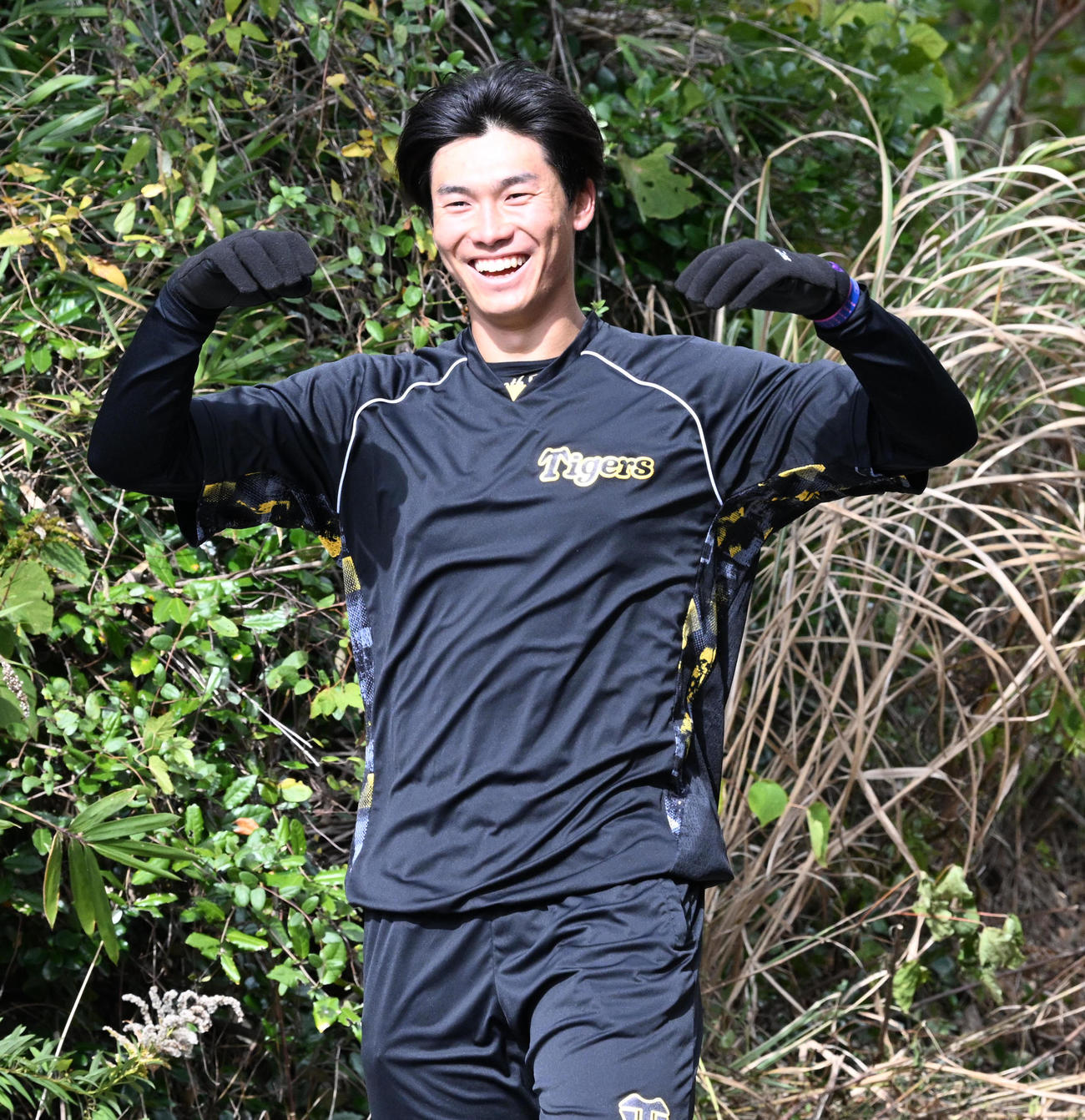 坂道ダッシュで笑顔を見せる湯浅（撮影・前岡正明）