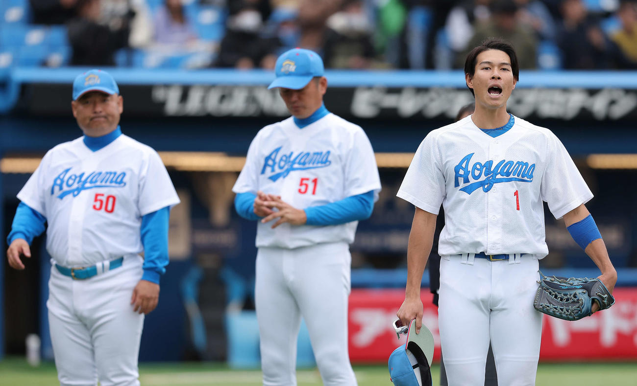 青学大対日本文理大　日本文理大に勝利しあいさつする青学大・中島（撮影・河田真司）