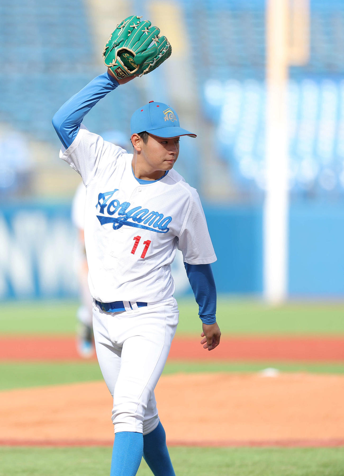 青学大対日本文理大　1回裏を抑えベンチに戻る青学大・下村（撮影・河田真司）