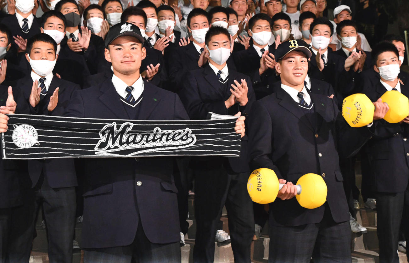 20年10月、明石商からロッテに2位指名された中森（左）とオリックス3位指名の来田