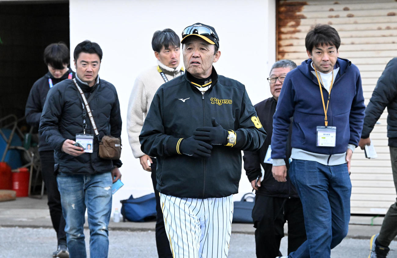 引き揚げる岡田監督（撮影・前岡正明）
