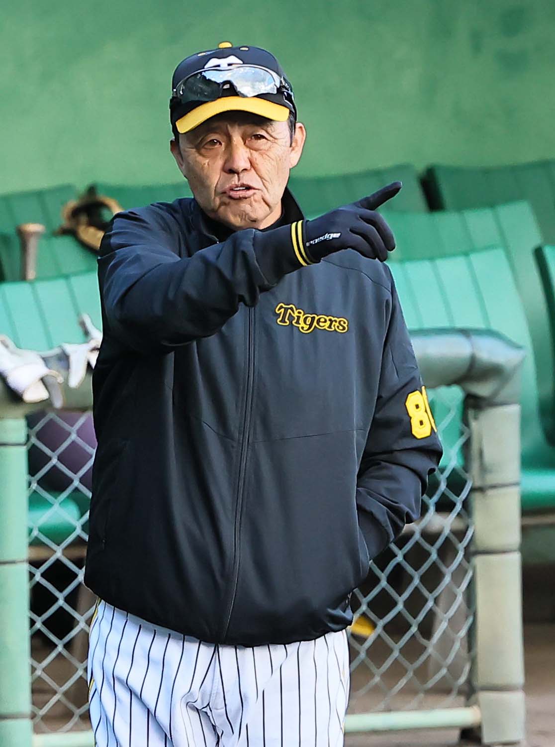 岡田監督は選手に指示を出す（撮影・上田博志）