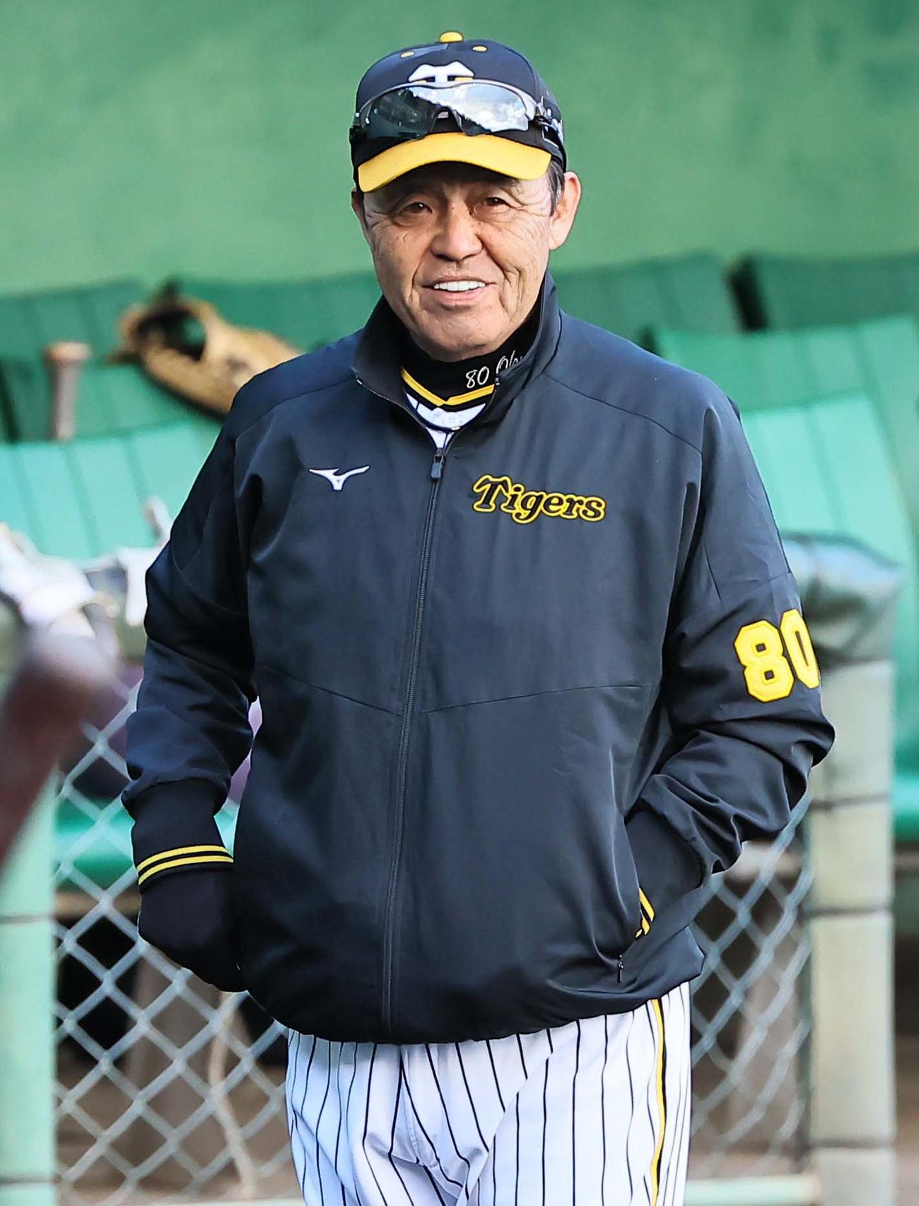 笑顔を見せる岡田監督（撮影・上田博志）