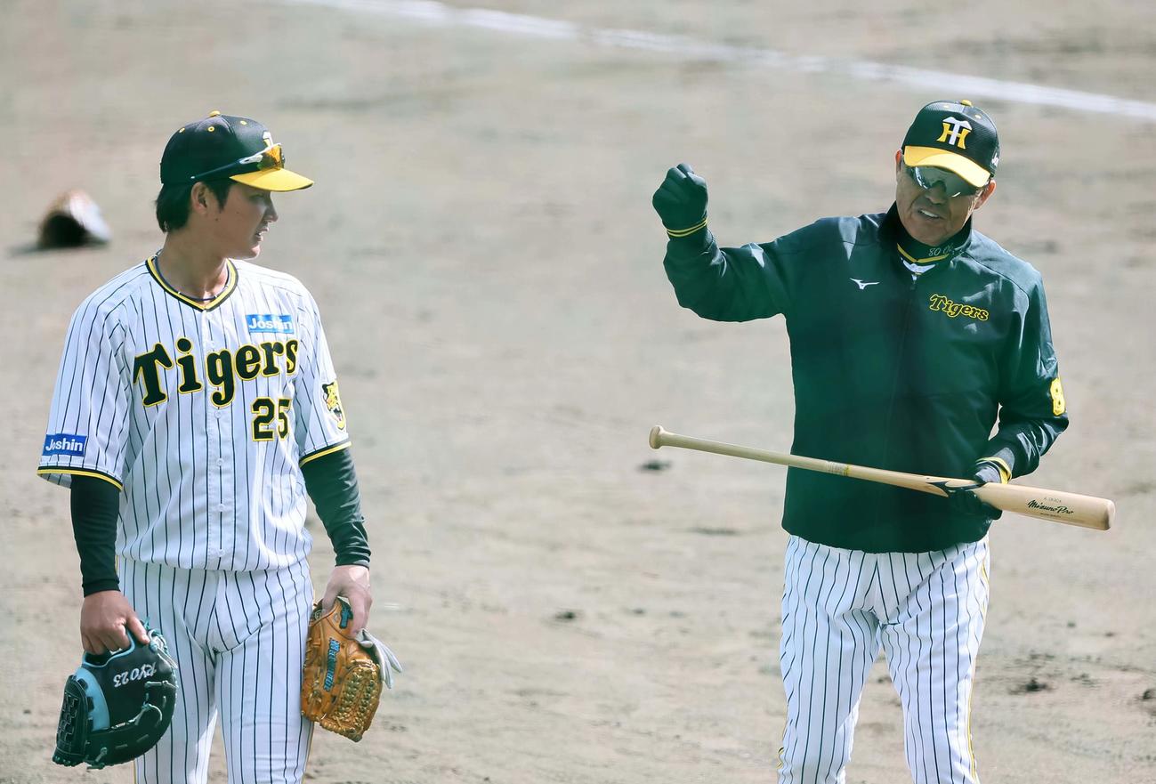 岡田監督（右）は送球動作を交えながら渡辺諒と話をする（撮影・上田博志）