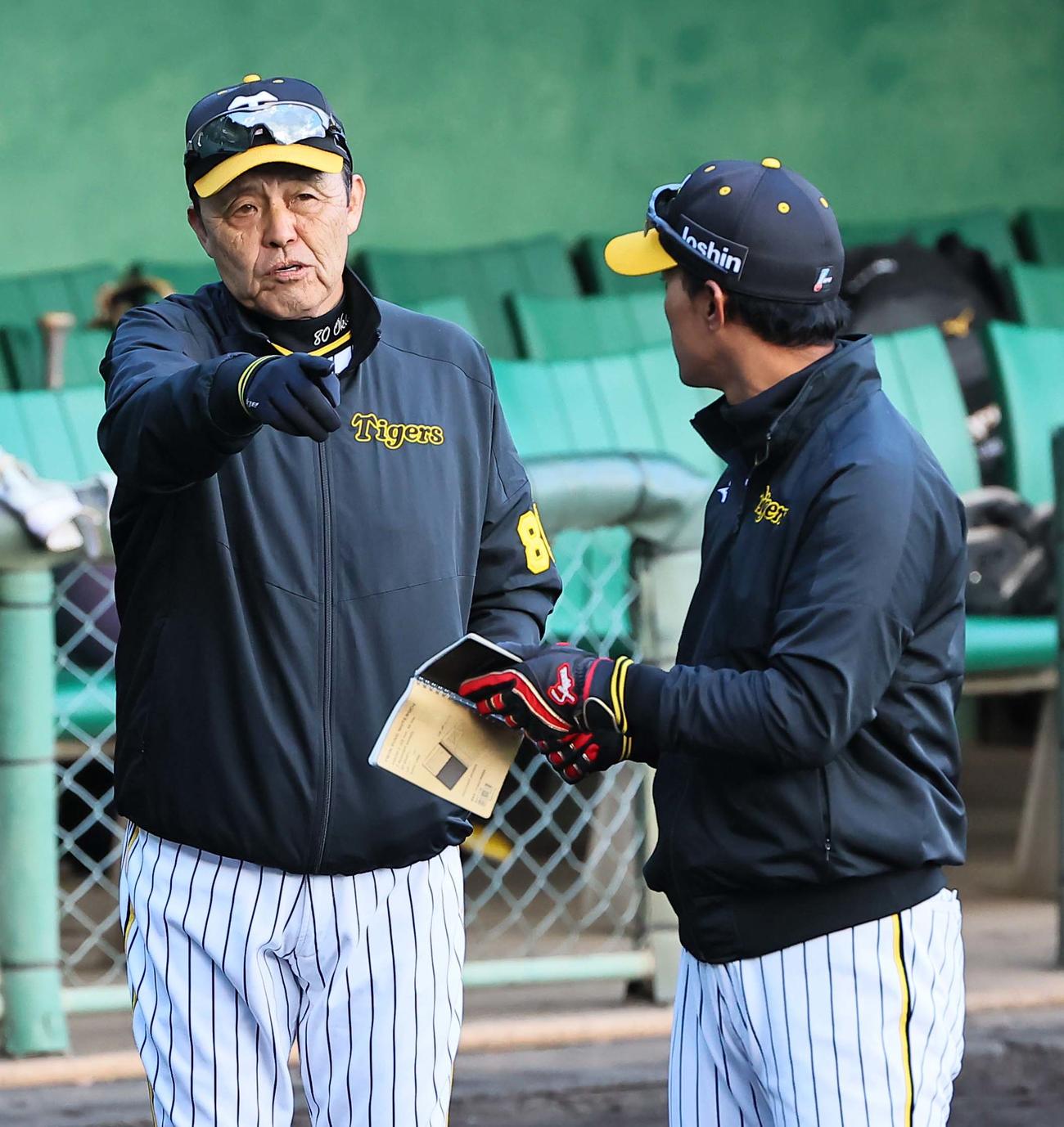 岡田監督（左）は上本コーチと話をする（撮影・上田博志）