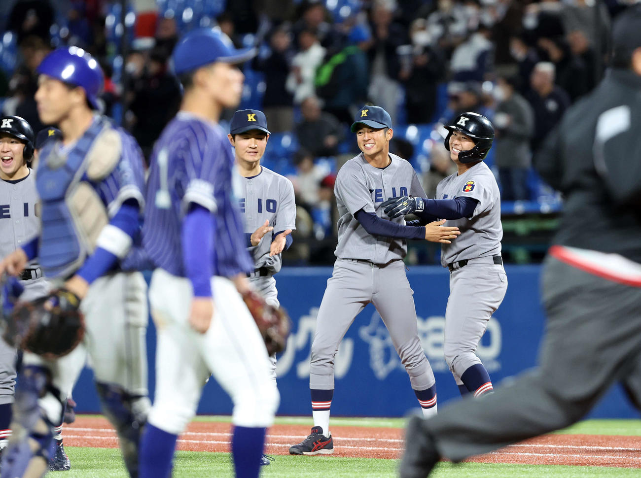 環太平洋大対慶大　7回裏慶大1死満塁、佐藤一朗（右）は左前適時打を放ちコールドで喜ぶ（撮影・鈴木正人）