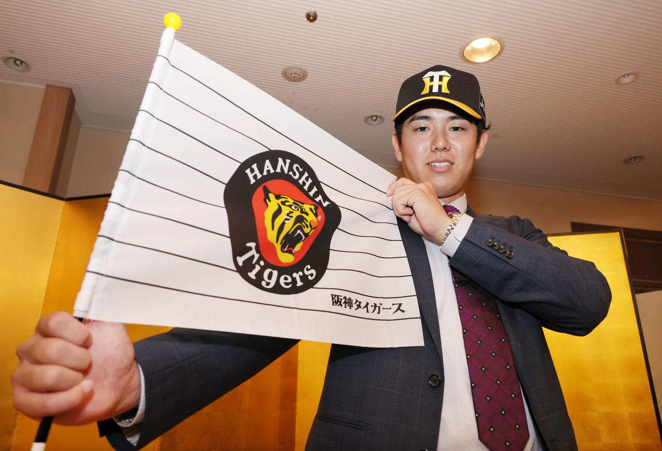 阪神との仮契約を済ませたJR西日本・石黒（撮影・加藤孝規）
