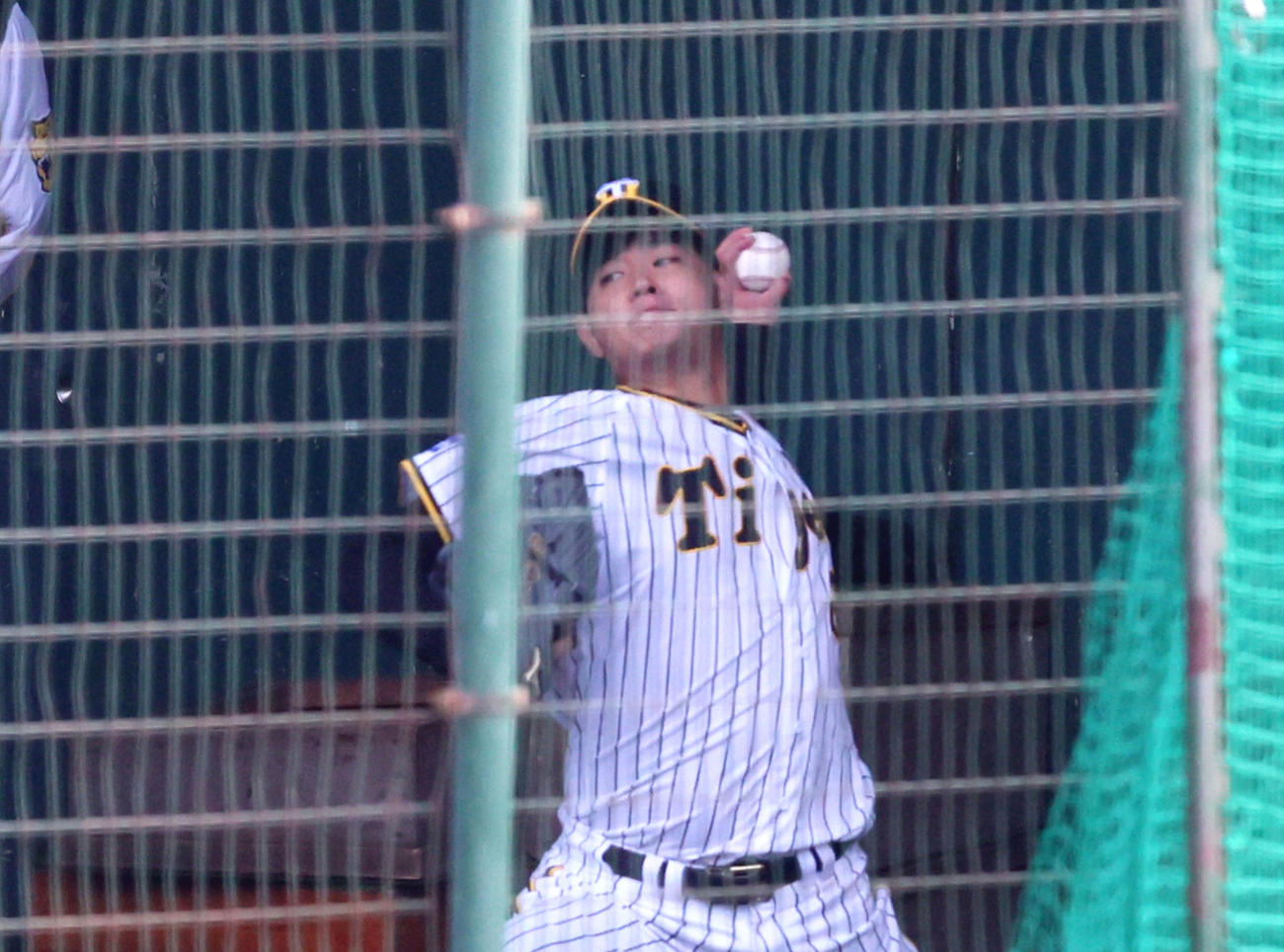 ブルペンで捕手を座らせて投球練習を行った高橋（撮影・加藤哉）