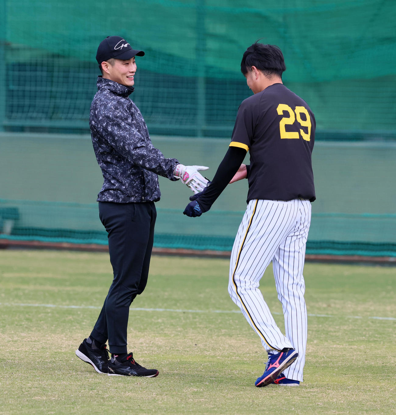 木浪（左）は高橋と握手（撮影・加藤哉）