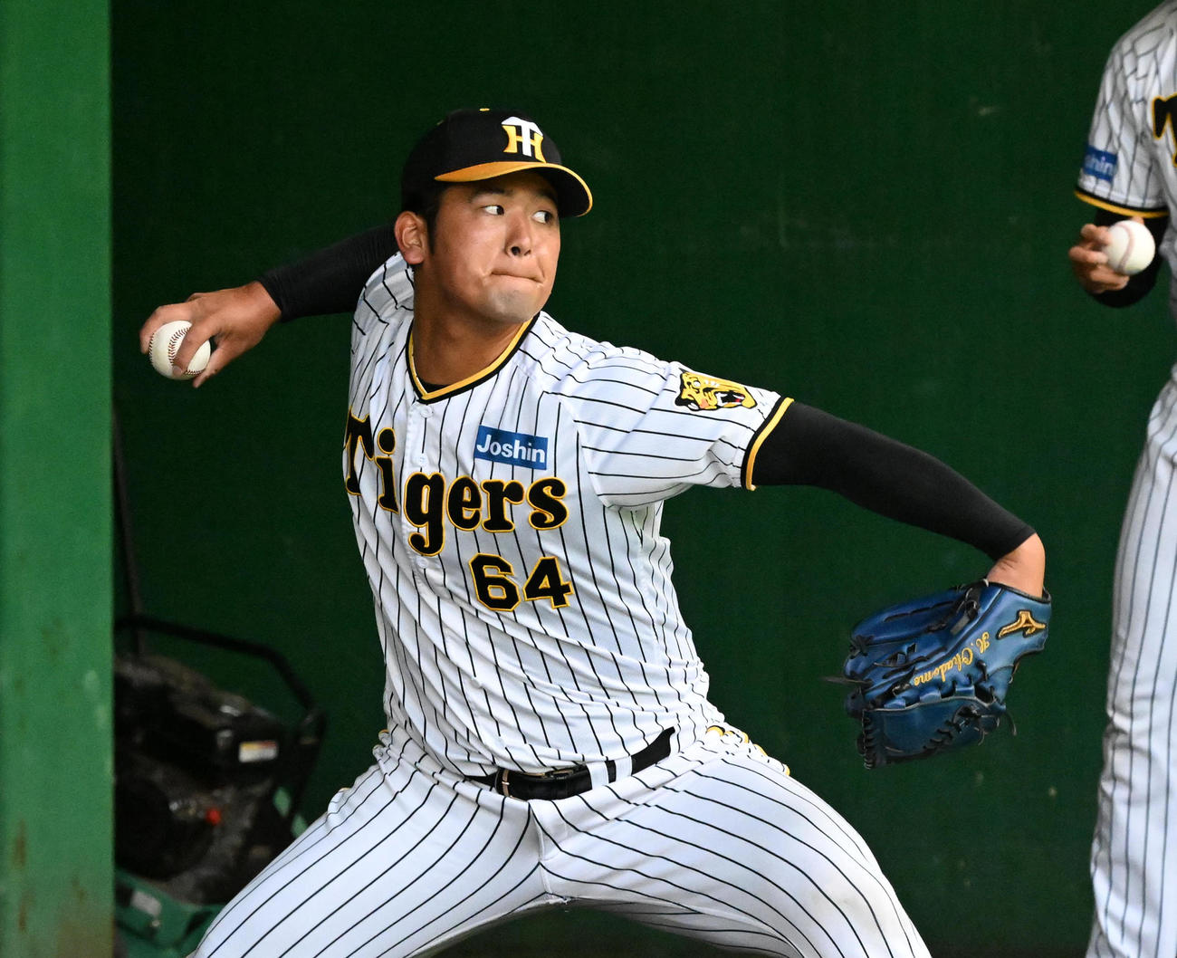 投球練習でフォークを投げる岡留（撮影・前岡正明）