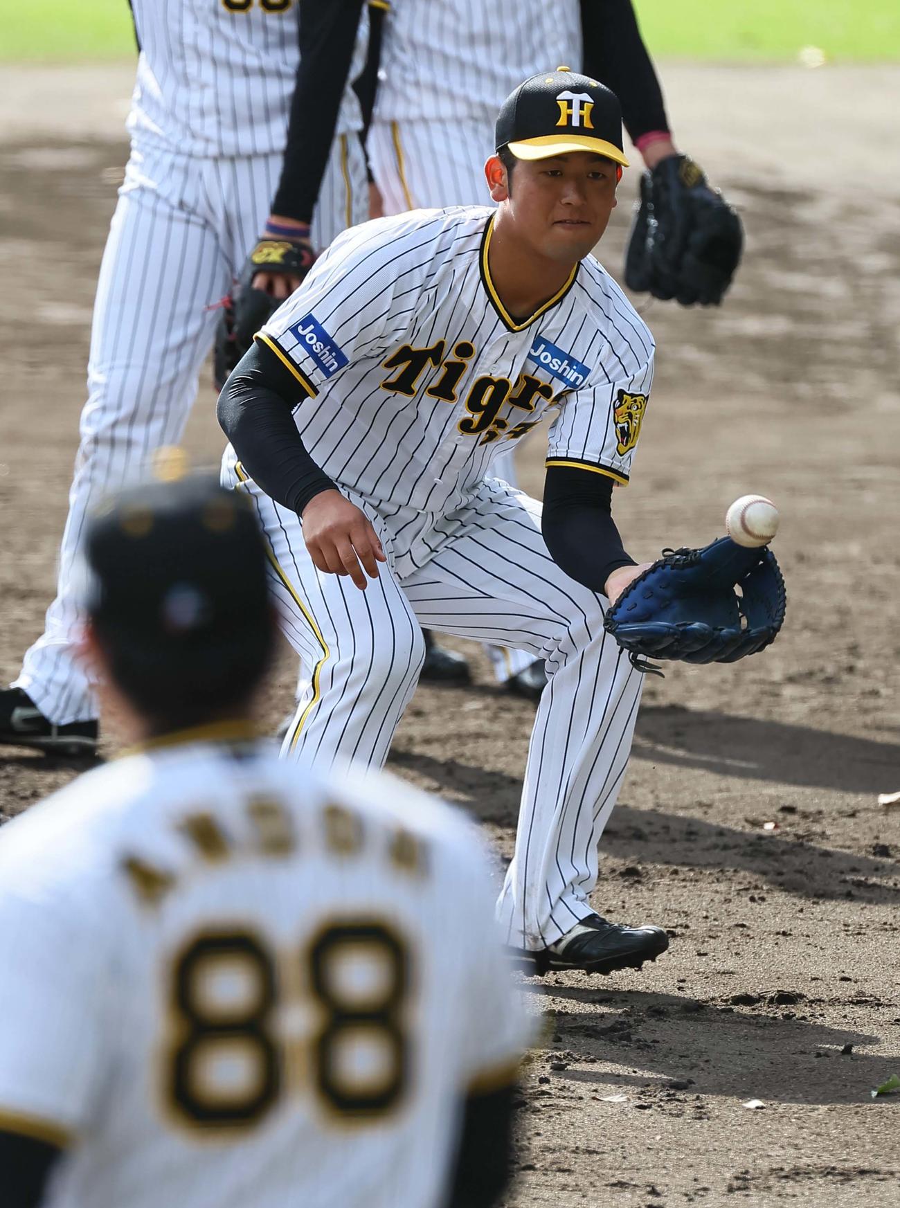 ノックを受ける岡留（撮影・上田博志）