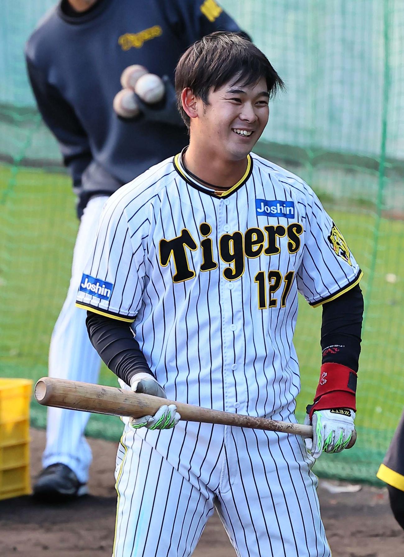 打撃練習の合間に笑顔を見せる野口（撮影・上田博志）