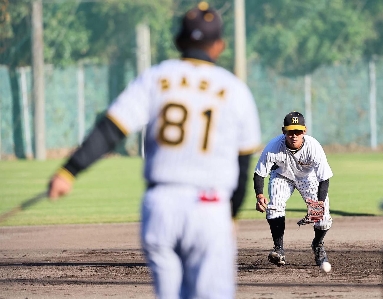 馬場コーチからノックを受ける野口（撮影・上田博志）