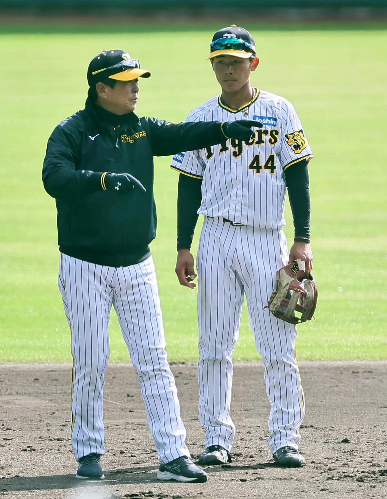 平田ヘッドコーチ（左）は戸井の守備を指導する（撮影・上田博志）