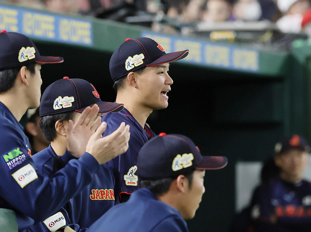 日本対オーストラリア　ベンチから声を出す森下（撮影・足立雅史）