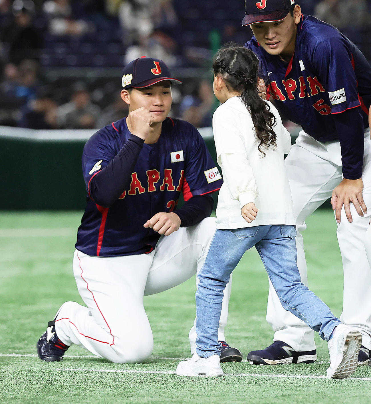 試合前セレモニーでエスコートキッズとタッチを交わす森下（左）（撮影・足立雅史）