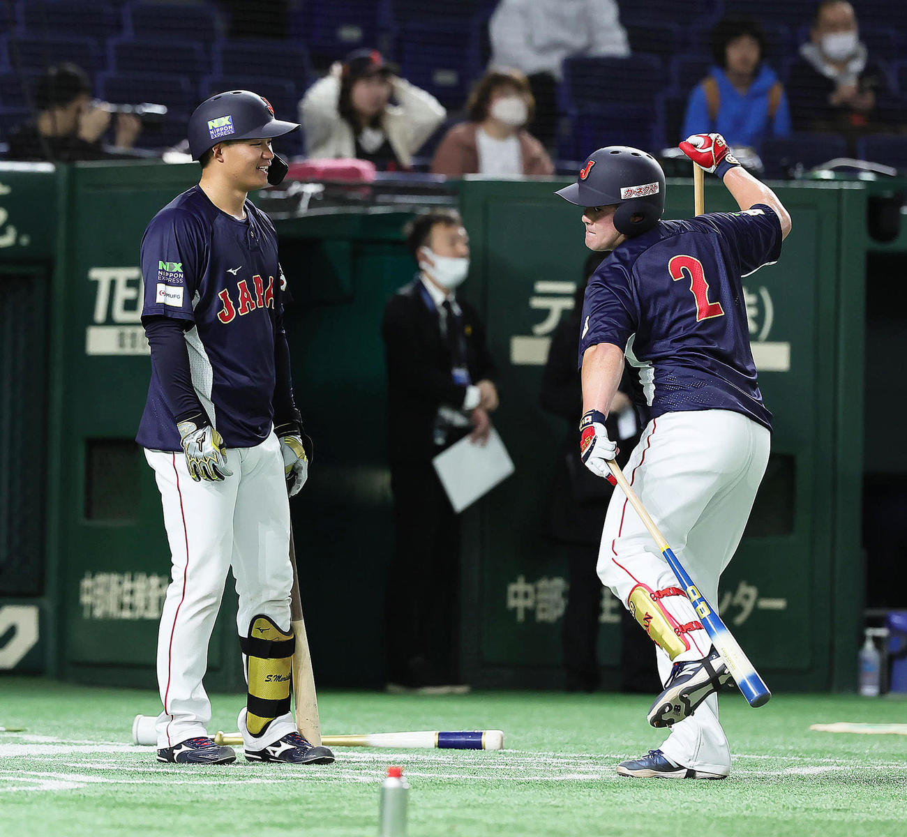 試合前、談笑する森下（左）と牧（撮影・足立雅史）