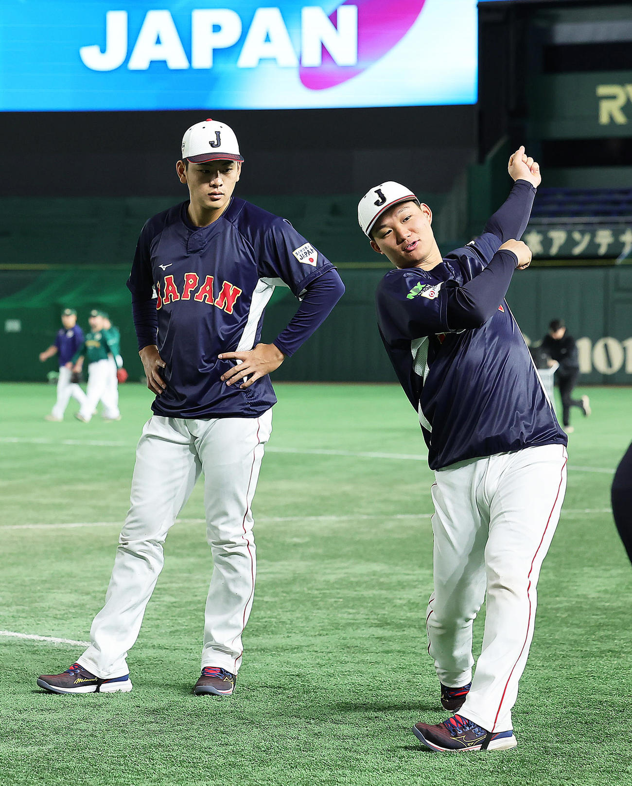 日本対オーストラリア　試合前、体を動かす森下（右）と野村（撮影・足立雅史）