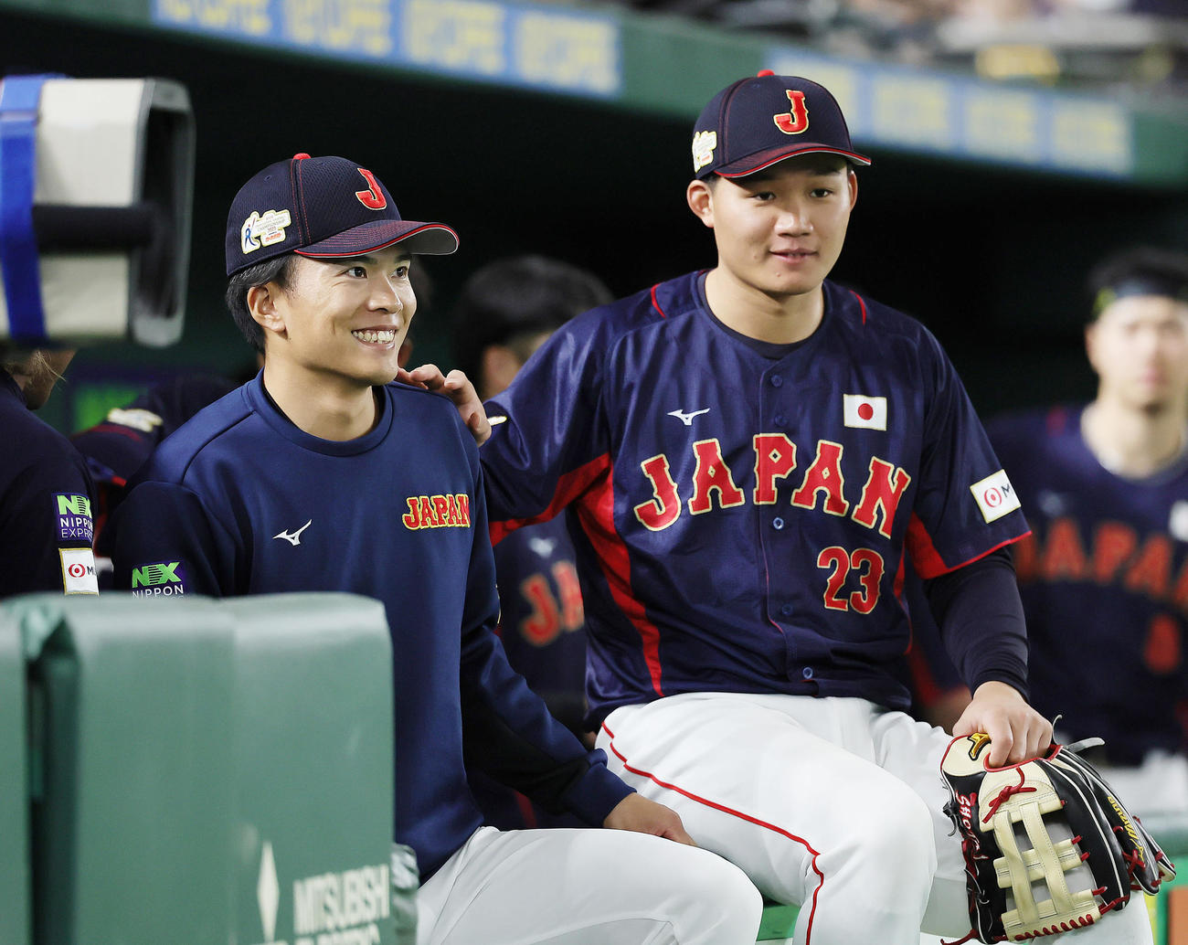日本対オーストラリア　5回完全投球の早川（左）はベンチで森下と談笑する（撮影・足立雅史）