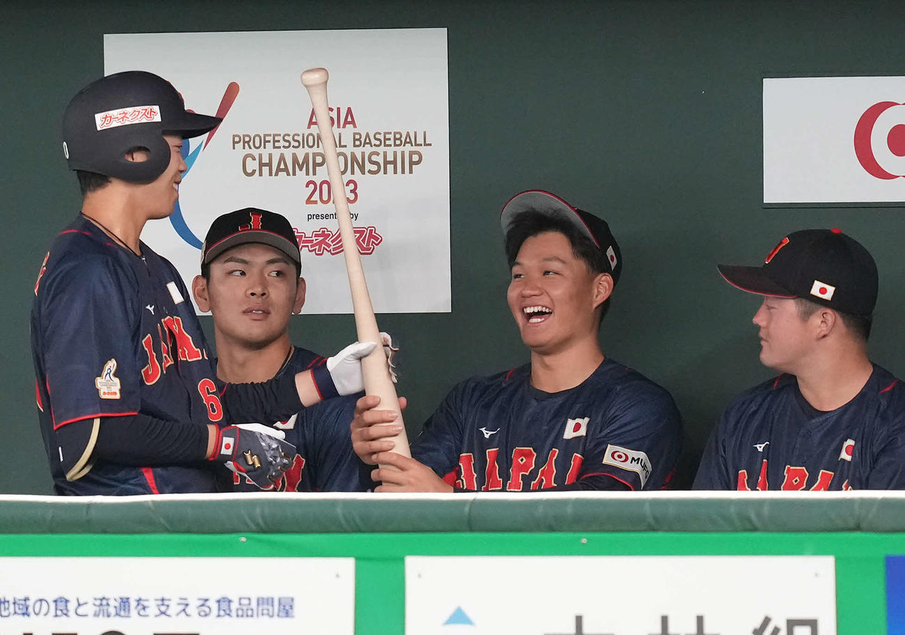 日本対オーストラリア　ベンチで笑顔を見せる日本森下（撮影・たえ見朱実）